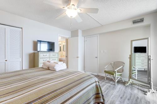 1 dormitorio con 1 cama con ventilador de techo y espejo en Sea Colony - 1405S Edgewater House Rd., en Bethany Beach