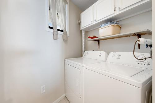 un lavadero con lavadora y secadora en Sea Colony - 1405S Edgewater House Rd., en Bethany Beach