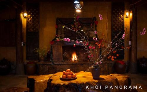 同文的住宿－Khói Panorama，客厅设有壁炉和带水果的桌子。