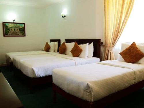 New Rock في نوارا إليا: سريرين في غرفة الفندق ذات شراشف بيضاء