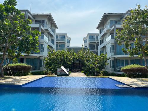 Swimming pool sa o malapit sa Apartment314 Oceanfront condos Nilaveli