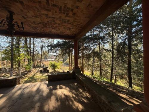 a large porch with a view of the trees at Cabaña de descanso "El Tigre" in Quiroga