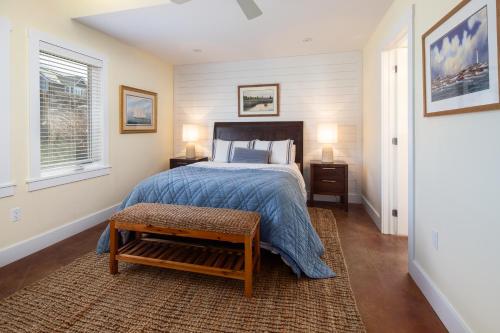 um quarto com uma cama, uma mesa e uma janela em The Nest at Deep Cove em Chester