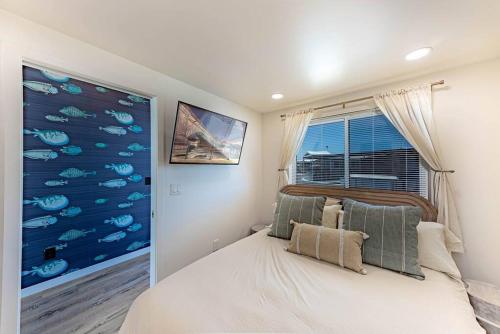 Schlafzimmer mit einem Bett mit blauer Wand in der Unterkunft Lakeside Luxury - Sams Beachcomber Lake Access in Lake Havasu City
