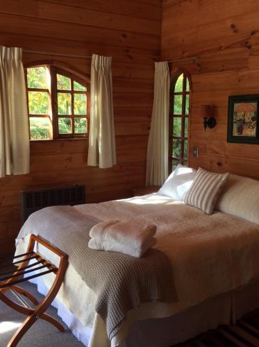 a bedroom with a large bed in a cabin at Cabañas Playa Linda in Pucón