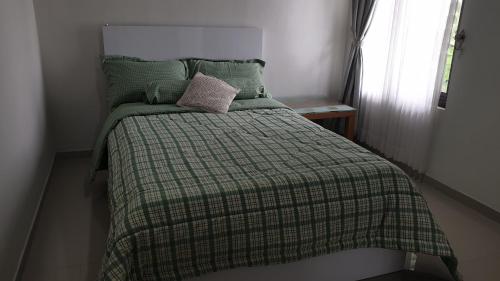 Voodi või voodid majutusasutuse Vila Adinda Syariah C-4 Bukit Gardenia Resort toas