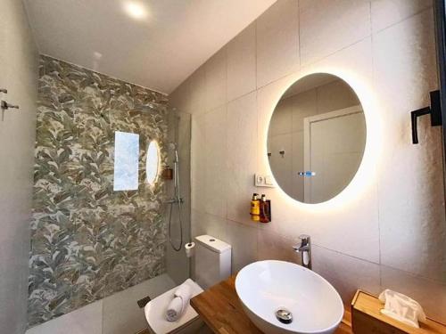 ein Bad mit einem Waschbecken und einem Spiegel in der Unterkunft Blue Apartment in Puerto del Rosario in Puerto del Rosario