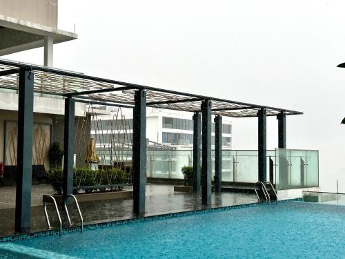uma piscina no telhado de um edifício em The Manor, KLCC em Kuala Lumpur