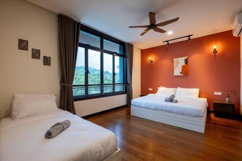 sypialnia z 2 łóżkami i wentylatorem sufitowym w obiekcie Bungalow Putrajaya 15pax w Private Pool Gathering w mieście Putrajaya