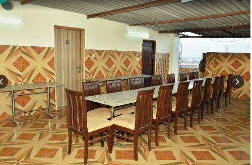 - une salle à manger avec une table et des chaises dans l'établissement ANGAD RESIDENCY, à Amritsar