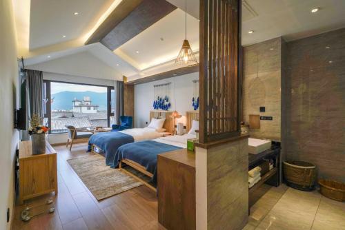 Habitación de hotel con cama y chimenea en Xisu Garden Inn Lijiang, en Lijiang