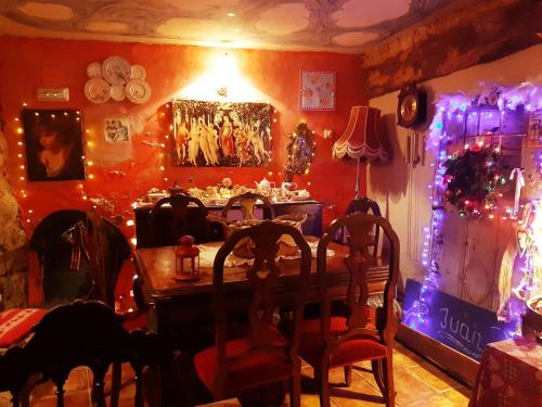 ein Esszimmer mit einem Tisch und Weihnachtslichtern in der Unterkunft La Quinta rural in Valeria