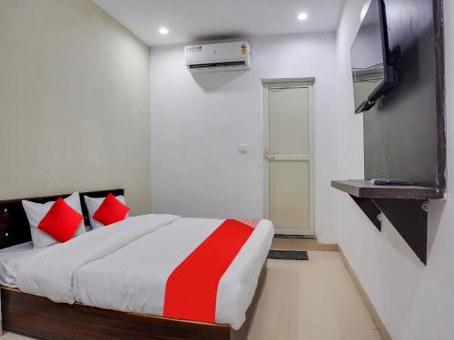Een bed of bedden in een kamer bij OYO Flagship Hotel Golden Cheery
