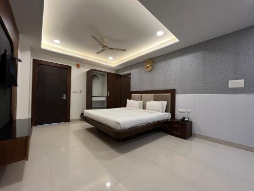 1 dormitorio con cama y techo en Hotel Shri Radha Nikunj - Opposite Prem Mandir, en Vrindāvan