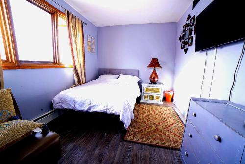 um quarto com uma cama, uma cómoda e uma janela em ShaligoHomes em Anchorage