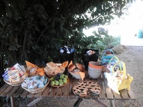 una mesa de picnic con un montón de comida. en Nonna Litta, en Albenga