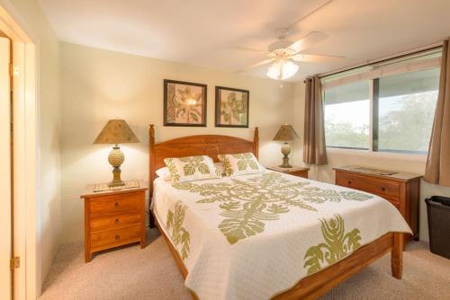 una camera con un letto, due lampade e una finestra di White Sands Village, Upgraded 2BR, Great View a Kailua-Kona