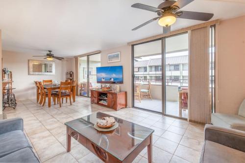 カイルア・コナにあるWhite Sands Village, Upgraded 2BR, Great Viewのソファとテーブルのあるリビングルーム
