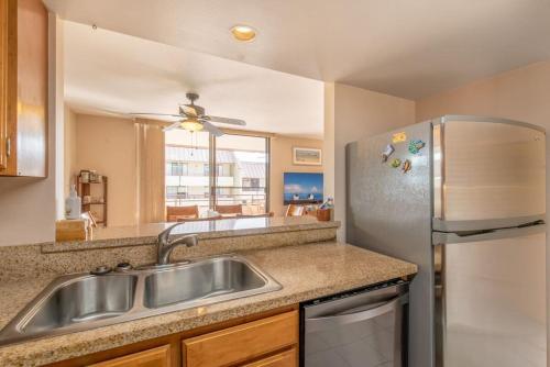 una cucina con lavandino e frigorifero di White Sands Village, Upgraded 2BR, Great View a Kailua-Kona