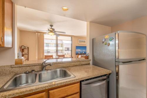 カイルア・コナにあるWhite Sands Village, Upgraded 2BR, Great Viewのシンクと冷蔵庫付きのキッチン