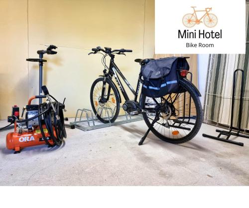 dos bicicletas están estacionadas al lado de una sala de bicicletas en Residenza Mini Hotel - RTA e Appartamenti Vacanza en Lacona