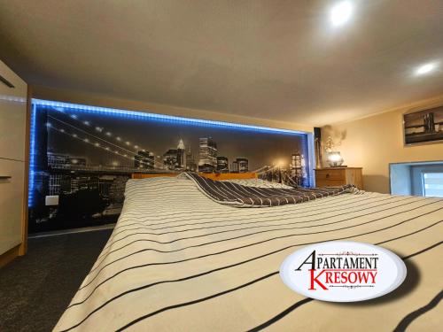 a bedroom with a large wall mural of a city at APARTAMENT KRESOWY parter 3 pokoje duża łazienka kabino-wanna SPA wi fi ekspres 2x smart tv antresola parking free plac zabaw bilet na aquapark 150m w cenie in Hrubieszów