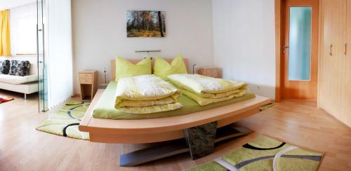 een bed met kussens op een tafel in een kamer bij Haus Nikola in Telfes im Stubai