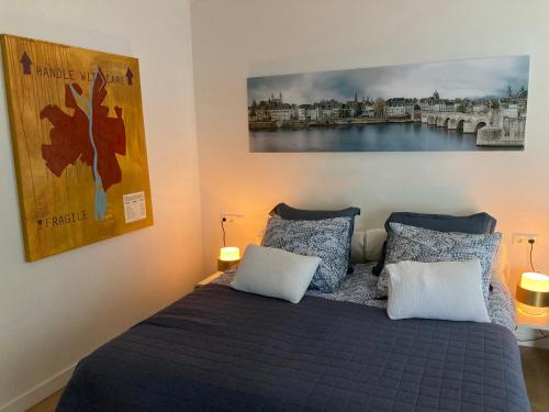 ein Schlafzimmer mit einem Bett mit zwei Kissen in der Unterkunft Hoeve de Hoge Swaen in Maastricht
