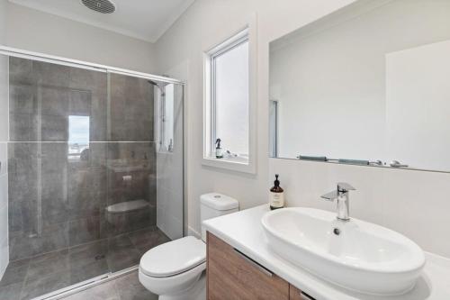 een badkamer met een wastafel, een toilet en een douche bij 11 Southern Right Crs Encounter Bay - No Linen Included in Encounter Bay