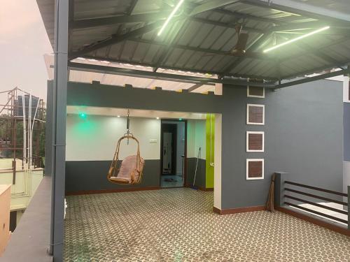 um quarto com um edifício com uma bolsa suspensa em Samraj Stays em Coimbatore