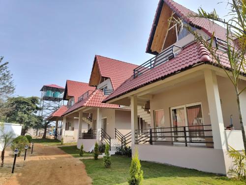 una casa con techo rojo y patio en Sonajhurir Adda, Shantiniketan, en Santiniketan