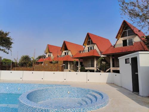 una casa grande con piscina frente a ella en Sonajhurir Adda, Shantiniketan, en Santiniketan