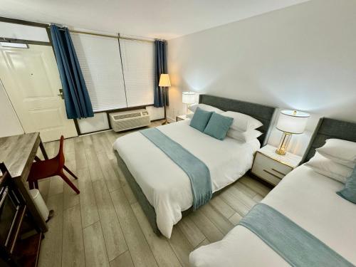 um quarto de hotel com duas camas e uma janela em Pool - WiFi - Gym - Parking - Best Location ! em Kissimmee