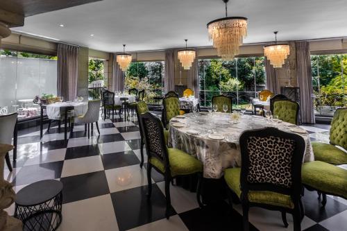una sala da pranzo con tavolo e sedie di Fairlawns Boutique Hotel & Spa a Johannesburg