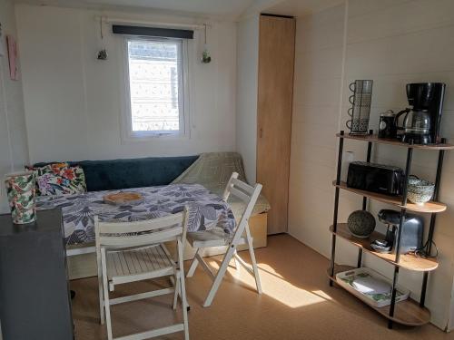 a kitchen with a table and chairs in a room at LE RHUYS, mobil home cosy proche des plages in Sarzeau