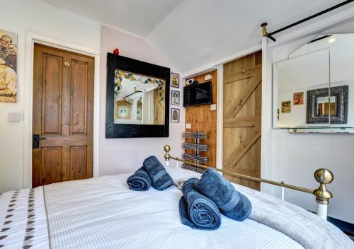Un dormitorio con una cama con toallas azules. en Dart View Cabin en Totnes