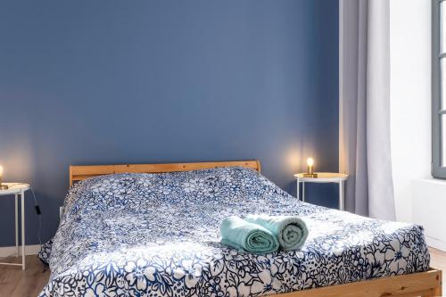 ein Schlafzimmer mit einem Bett mit zwei Handtüchern darauf in der Unterkunft T2 Charmant - Segré centre ville - 003 in Segré
