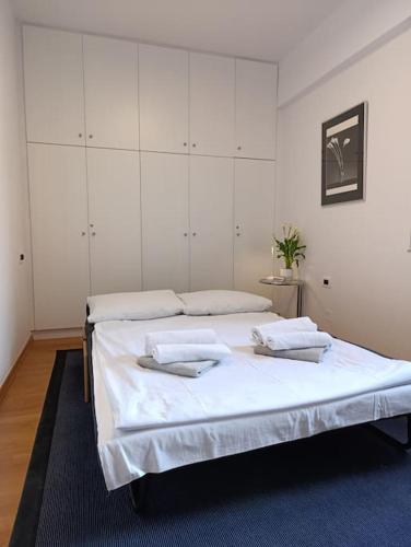 a bedroom with two beds with white walls at Ferienwohnung am Meer Belle Vue in Chania