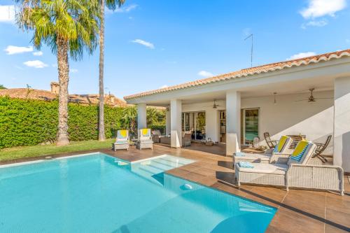 a swimming pool in the backyard of a house at Villa Paradise in El Campello