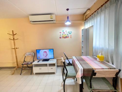 a room with a table with a computer and chairs at Impact Arena C3 Milo in Nonthaburi