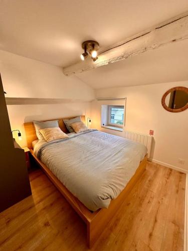 une chambre avec un grand lit dans une pièce dans l'établissement Villefranche • Riottier T3 • La Gare, à Villefranche-sur-Saône