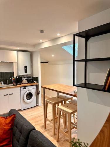 un salon avec une table et une cuisine dans l'établissement Villefranche • Riottier T3 • La Gare, à Villefranche-sur-Saône