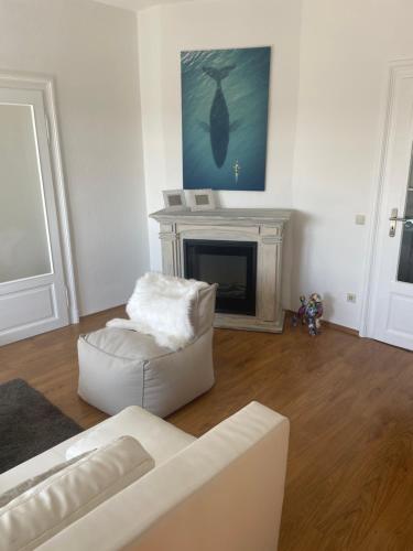 ein Wohnzimmer mit einer weißen Couch und einem Kamin in der Unterkunft Dresden City in Dresden