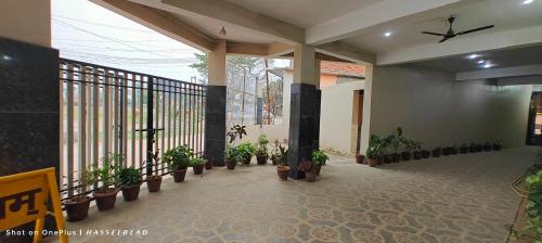 Korba的住宿－Shri mallick Mangalam，建筑里种植盆栽植物的阳台