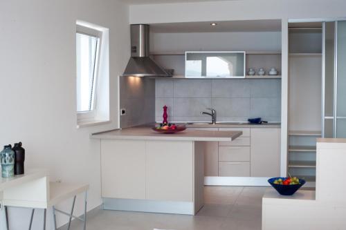 eine Küche mit Spüle und Arbeitsplatte in der Unterkunft Apartments Casa Sul Mare in Pisak