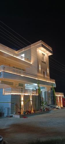 un bâtiment avec des lumières sur son côté la nuit dans l'établissement Radhey homestay, à Vrindavan