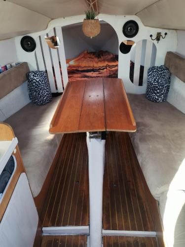 une table en bois à l'arrière d'un bateau dans l'établissement Voilier en bord de mer 55€ par nuit, à Marseillan