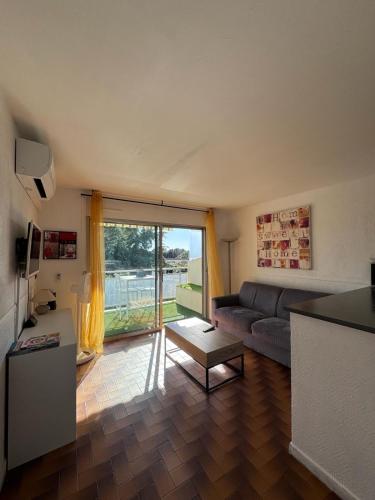 Posteľ alebo postele v izbe v ubytovaní Beau studio climatisé face à la mer