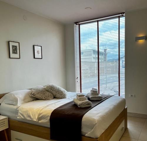 una camera con un letto e una grande finestra di VENEZIANA Boutique Hotel Superior a Capodistria