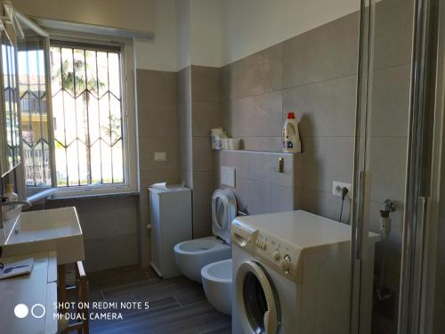 uma casa de banho com uma máquina de lavar roupa e um WC em CASA DI LUCY E MAX - cir 108012-LNI-00010,cod. struttura T00561 em Brugherio